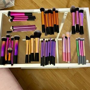 Real Techniques Brush Bundle Set- Assorted